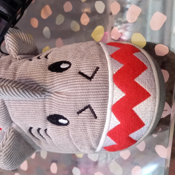 Wonder Nation Grey Kids Shark Slippers Size 11-12 - Picture 8 of 10